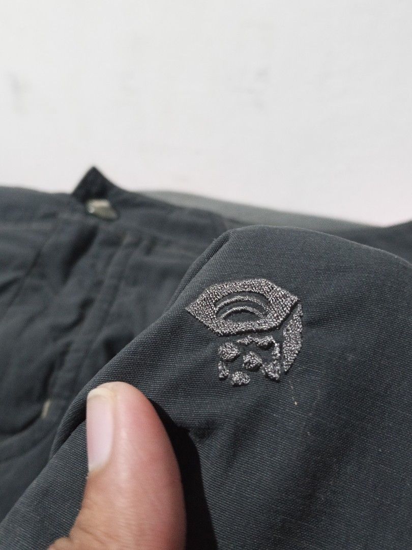 Mountain hardware wear SKIRT (Category: Skirts) located in Lingayen. Submitted by rahzzelula73279 (Listing ID 1460666799, Image 2). Description: - Brand: Mountain Hardwear - Type: Cargo Shorts - Color: Black - Size: S - Features: Multiple pockets with button closures - Origin: Made in Thailand - Ideal for: Outdoor activities, casual wear.