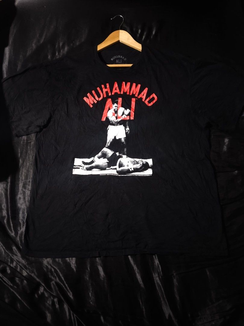 Muhammad Ali Official Dated 2015 (Category: Tshirts & Polo Shirts ) located in Digos. Submitted by kyle_curation.ph (Listing ID 1460642586, Image 1). Description: - 25×30 Dimension 2XL - Good As New Condition - Color Rate 9.5/10 - Issue minimal Crack not visible.