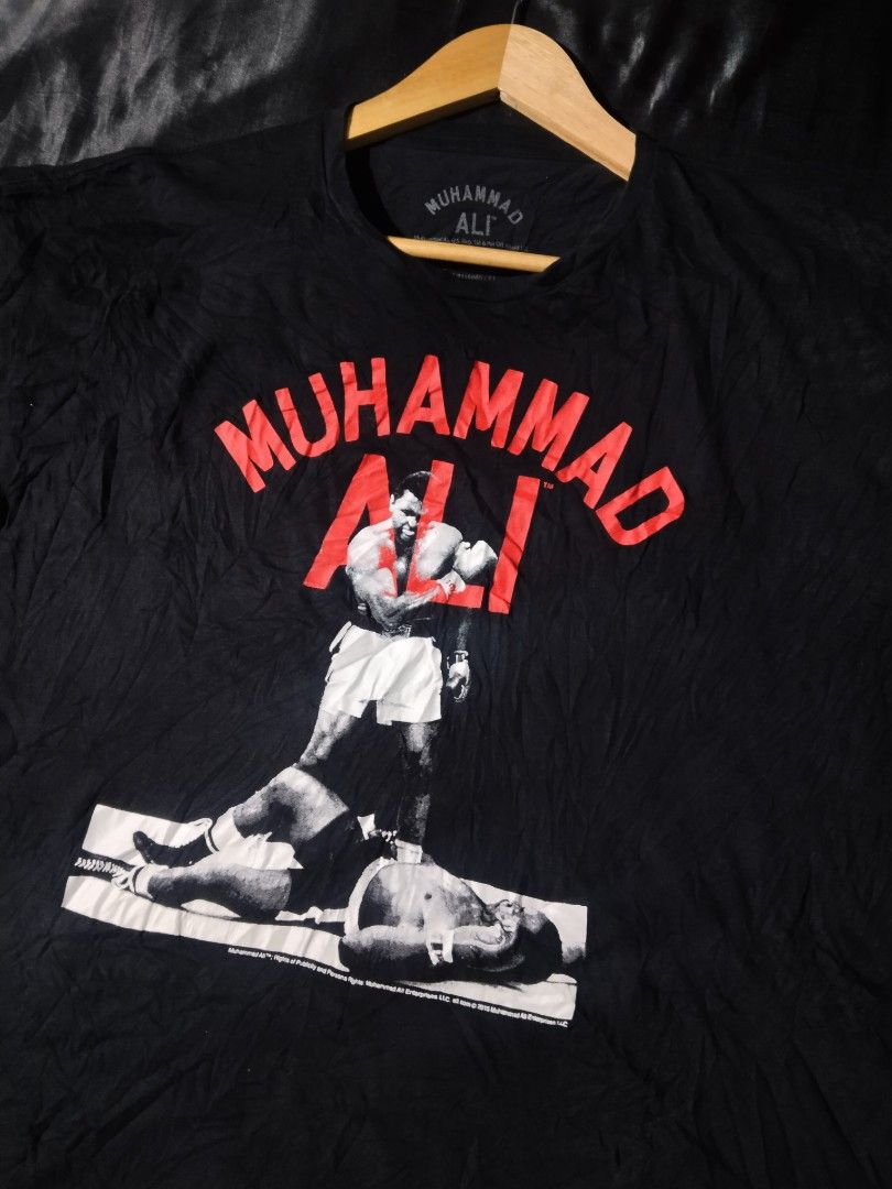 Muhammad Ali Official Dated 2015 (Category: Tshirts & Polo Shirts ) located in Digos. Submitted by kyle_curation.ph (Listing ID 1460642586, Image 2). Description: - 25×30 Dimension 2XL - Good As New Condition - Color Rate 9.5/10 - Issue minimal Crack not visible.