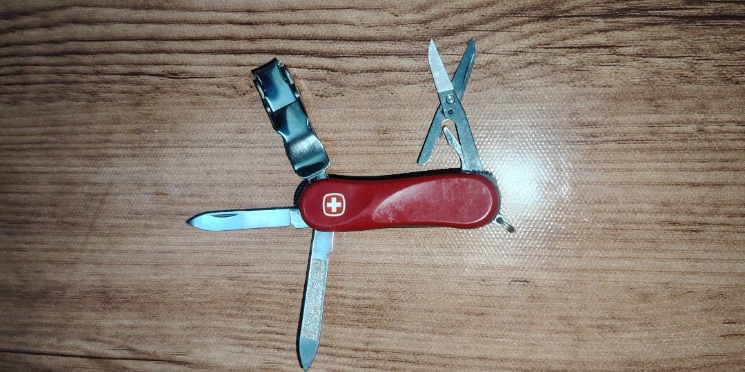 multitools (Category: Hiking & Camping) located in Pasir Gudang. Submitted by happy_badrul (Listing ID 1460612119, Image 2). Description: .