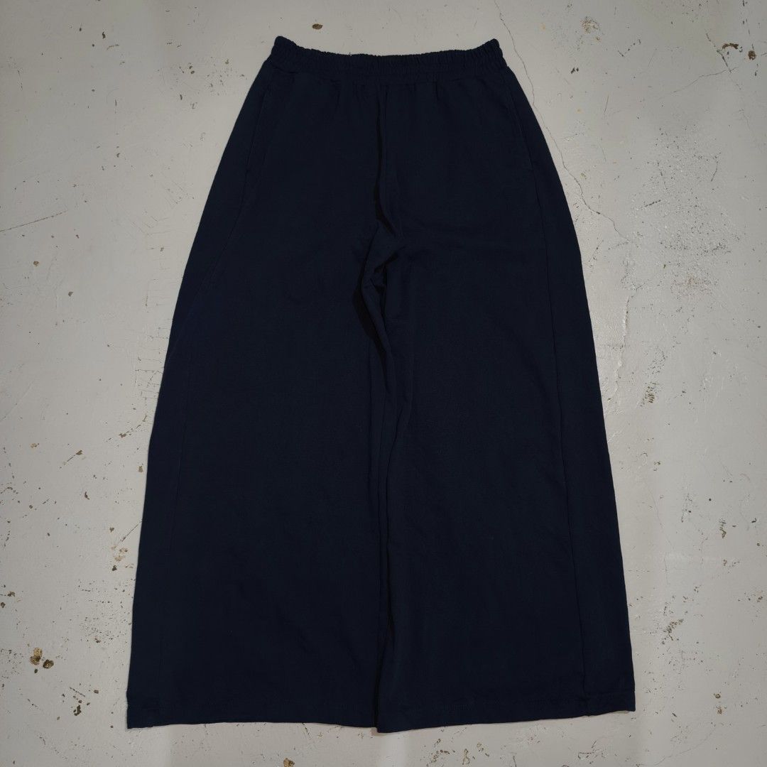 Navy Blue Baggy Sweatpants (Category: Luxury Apparel) located in Valencia. Submitted by ajax.arrow (Listing ID 1460569200, Image 1). Description: Waist: 29-32 (Stretchable) Length: 38 Hem: 13.