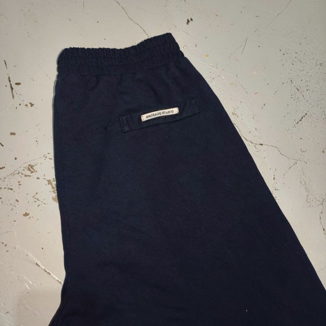 Navy Blue Baggy Sweatpants (Category: Luxury Apparel) located in Valencia. Submitted by ajax.arrow (Listing ID 1460569200, Image 3). Description: Waist: 29-32 (Stretchable) Length: 38 Hem: 13.