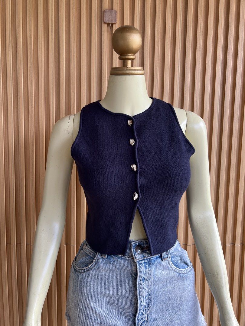 Navy Blue Sleeveless Button-Up Knit Crop Top (Category: Sleeveless) located in Lipa City. Submitted by thyra06 (Listing ID 1460585118, Image 2). Description: - Navy blue knit crop top - Sleeveless with round neckline - Silver button-down front detail - Cropped length (hits above waist) - Versatile for casual or dressy looks - Pairs well with high-waisted shorts or jeans.