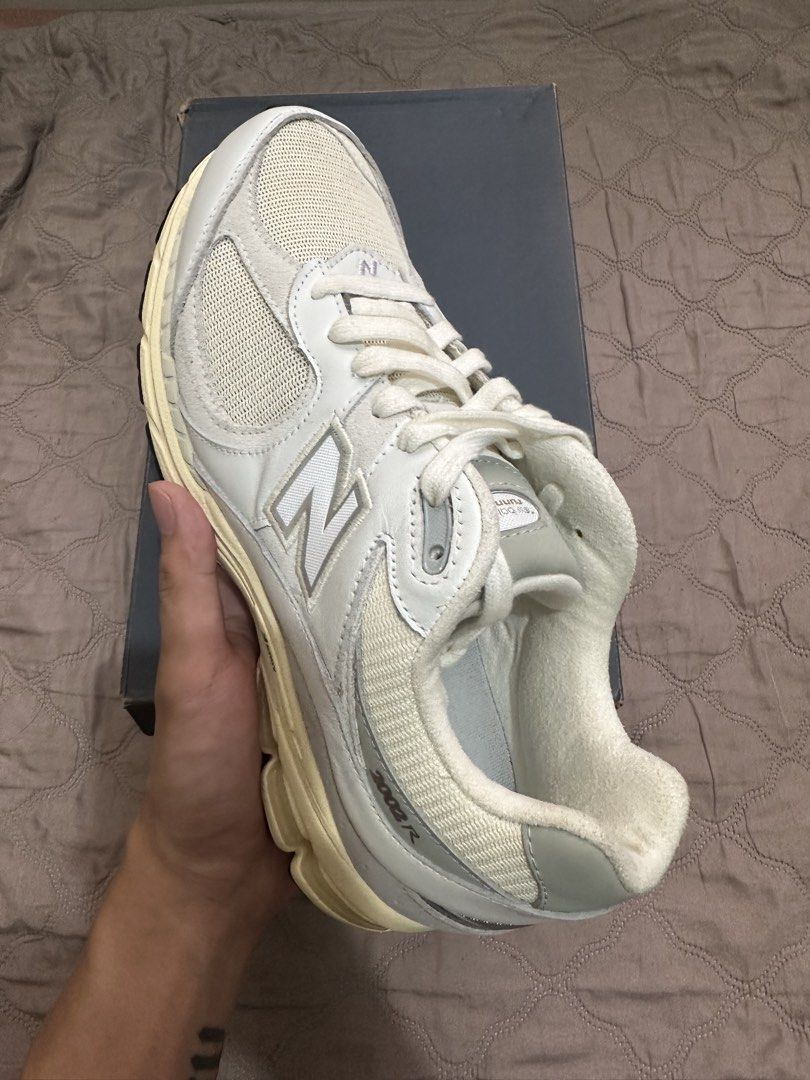 New Balance 2002r (Category: Sneakers) located in Paranaque City. Submitted by aarrrmartinez (Listing ID 1460643926, Image 2). Description: New Balance 2002r size 9 Bnew Original (nego).