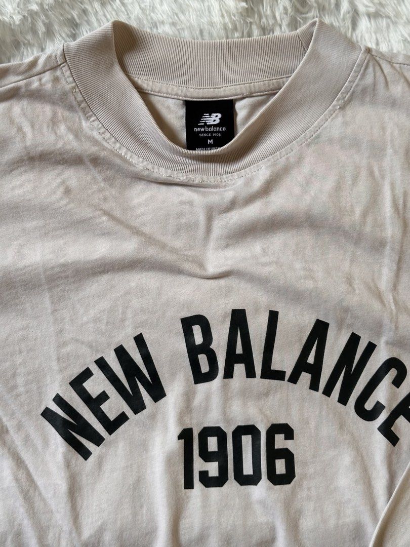 New Balance Sweatshirt (Category: Tshirts & Polo Shirts ) located in Manila. Submitted by uniqlow717 (Listing ID 1460562782, Image 2). Description: ‼️‼️Declutter Sale! ‼️‼️ Perfect for chilly nights, cozy movie marathons, rainy day runs, and oversized aesthetic vibes. 🌧️🧶 💫 Condition: Preloved / Good Condition / Soft & Fluffy 📏 Size: Large (Oversized Fit) 💰 Price: ₱350 📦 Shipping: Lalamove or Grab pick up.