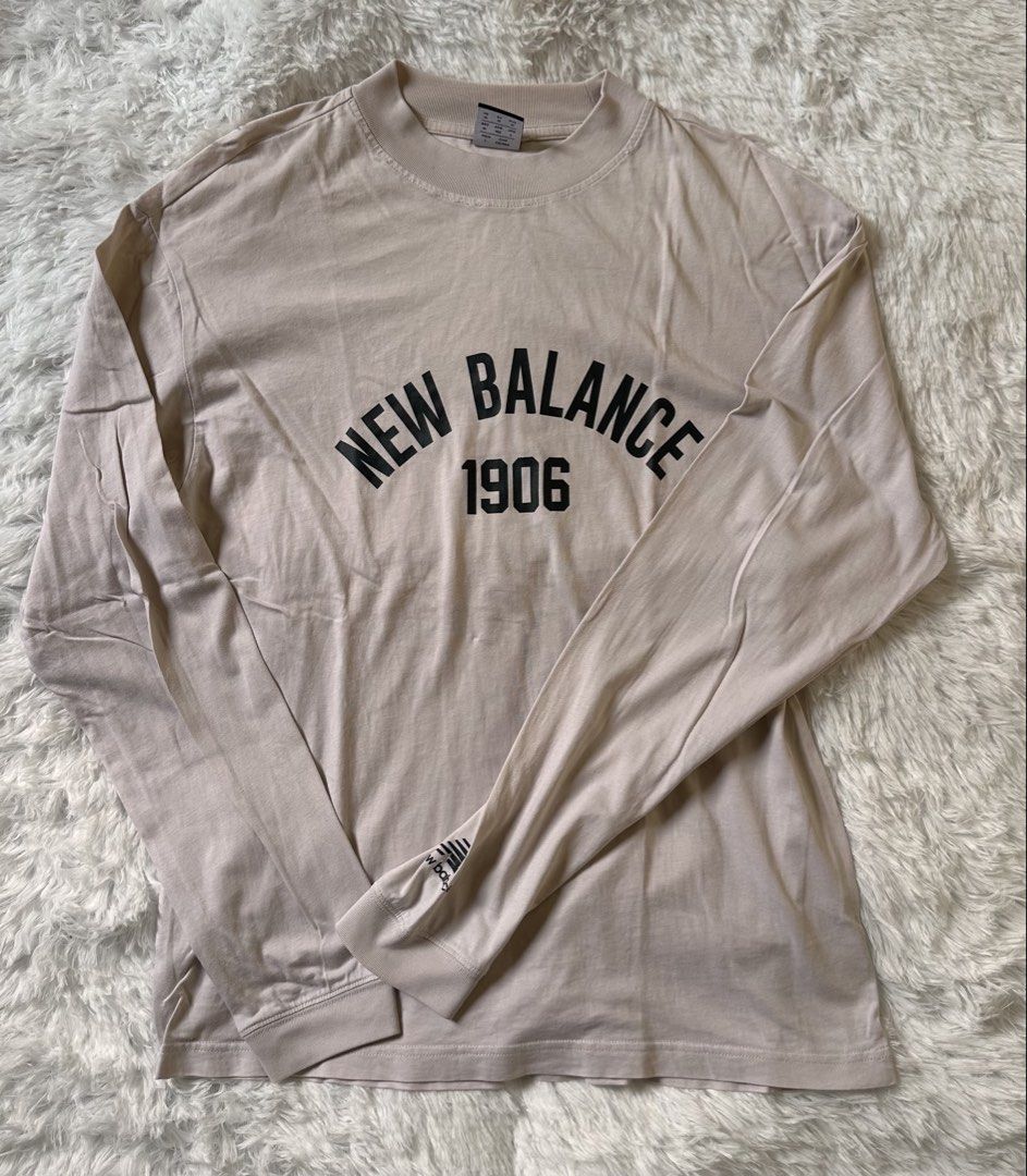 New Balance Sweatshirt (Category: Tshirts & Polo Shirts ) located in Manila. Submitted by uniqlow717 (Listing ID 1460562782, Image 1). Description: ‼️‼️Declutter Sale! ‼️‼️ Perfect for chilly nights, cozy movie marathons, rainy day runs, and oversized aesthetic vibes. 🌧️🧶 💫 Condition: Preloved / Good Condition / Soft & Fluffy 📏 Size: Large (Oversized Fit) 💰 Price: ₱350 📦 Shipping: Lalamove or Grab pick up.