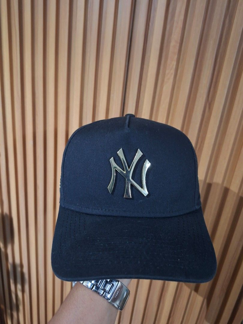 New Era New York Yankees Snapback Cap (Category: Caps & Hats) located in Cebu City. Submitted by anton_delos_reyes (Listing ID 1460695524, Image 2). Description: - Black snapback cap - Features New York Yankees logo on front - American flag detail on side - New Era logo on other side - 'New York' embroidered on back - Adjustable strap for a custom fit.