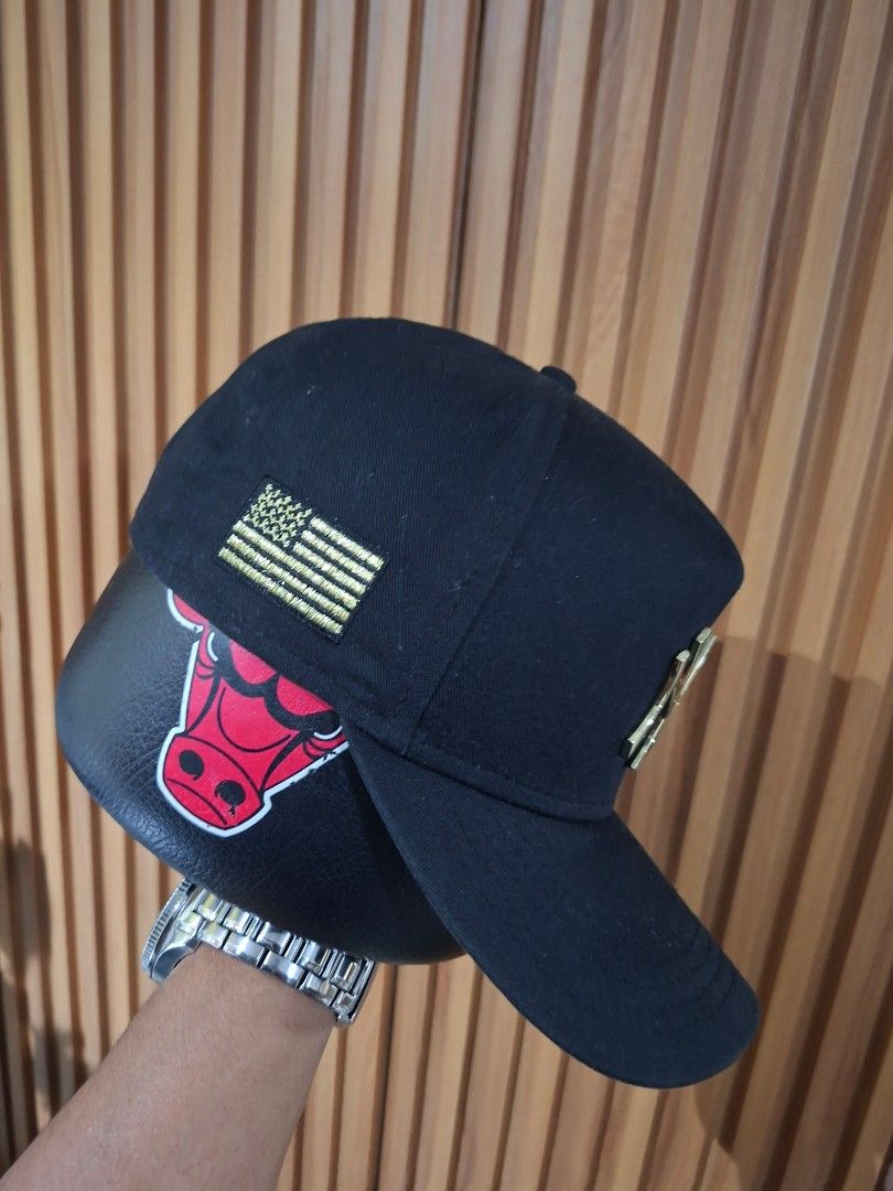 New Era New York Yankees Snapback Cap (Category: Caps & Hats) located in Cebu City. Submitted by anton_delos_reyes (Listing ID 1460695524, Image 3). Description: - Black snapback cap - Features New York Yankees logo on front - American flag detail on side - New Era logo on other side - 'New York' embroidered on back - Adjustable strap for a custom fit.