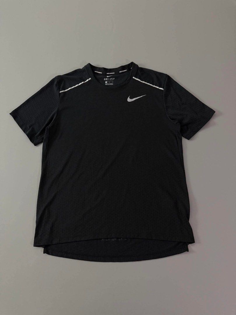 NIKE (Category: Activewear) located in Guagua. Submitted by sweetboyy (Listing ID 1460537275, Image 1). Description: NIKE EXCELLENT CONDITION / NO ISSUE SIZE MEDIUM ON TAG / DIMES L26.5 W20.