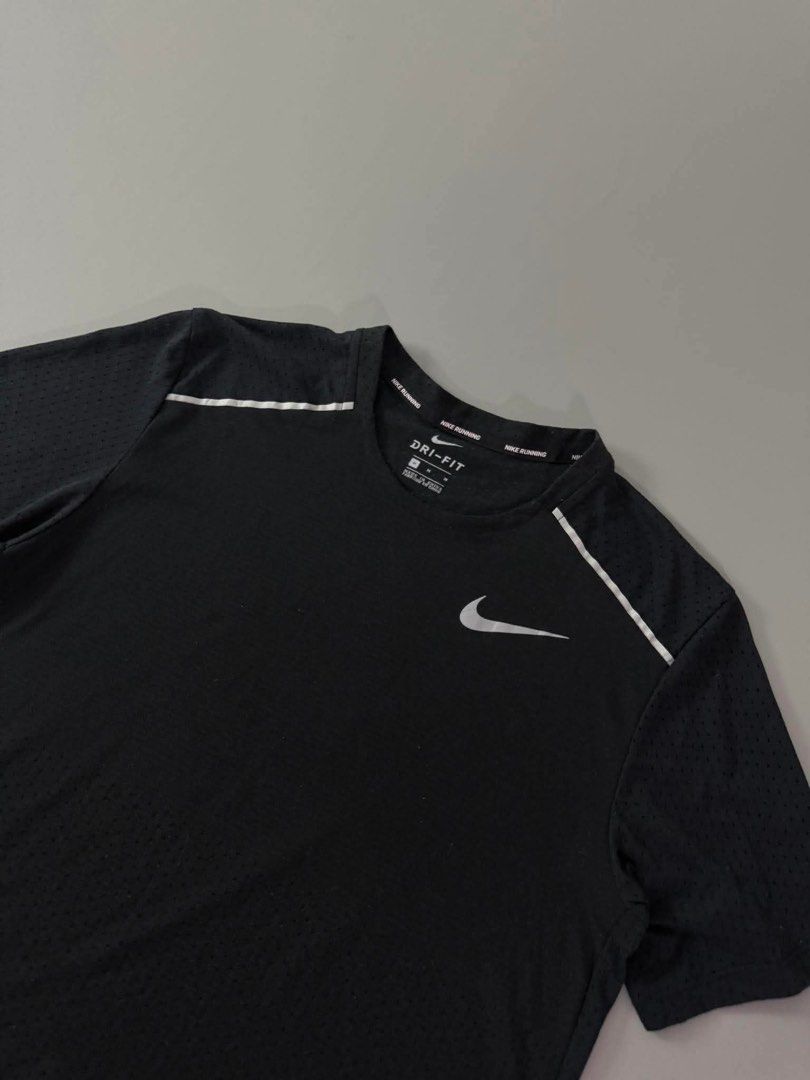 NIKE (Category: Activewear) located in Guagua. Submitted by sweetboyy (Listing ID 1460537275, Image 3). Description: NIKE EXCELLENT CONDITION / NO ISSUE SIZE MEDIUM ON TAG / DIMES L26.5 W20.