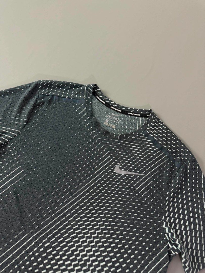 NIKE (Category: Activewear) located in Guagua. Submitted by sweetboyy (Listing ID 1460539821, Image 2). Description: NIKE EXCELLENT CONDITION / NO ISSUE SIZE LARGE ON TAG / DIMES L26 W21.