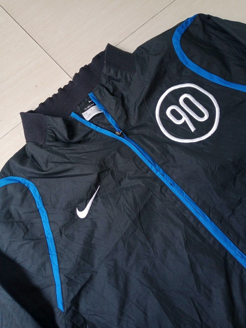 NIKE 90 CLIMA-FIT TRACK JACKET (Category: Coats, Jackets and Outerwear) located in Manila. Submitted by kenzu_stuff (Listing ID 1460683618, Image 3). Description: Nike 90 CLIMA-FIT Track Jacket Size: XL on tag Length: 28 Width: 22 Issue: bacon neck line (minor issue)🚫 Condition: Excellent Color Rate: 10/10 We do shipping nationwide 🌐 • Strictly payment first. • Sf will be shouldered by the buyer. 📍Purok 1 Brgy. Banlic, Cabuyao Laguna (infront 