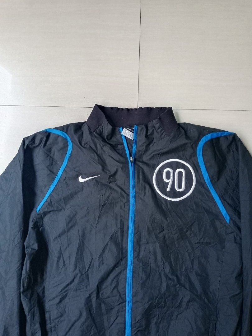 NIKE 90 CLIMA-FIT TRACK JACKET (Category: Coats, Jackets and Outerwear) located in Manila. Submitted by kenzu_stuff (Listing ID 1460683618, Image 2). Description: Nike 90 CLIMA-FIT Track Jacket Size: XL on tag Length: 28 Width: 22 Issue: bacon neck line (minor issue)🚫 Condition: Excellent Color Rate: 10/10 We do shipping nationwide 🌐 • Strictly payment first. • Sf will be shouldered by the buyer. 📍Purok 1 Brgy. Banlic, Cabuyao Laguna (infront 