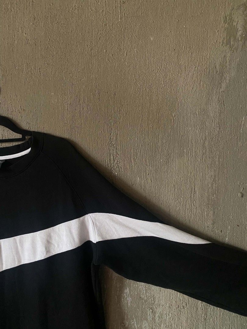 NIKE BIG SWOOSH (Category: Coats, Jackets and Outerwear) located in Bacolod City. Submitted by slurpy_thrift (Listing ID 1460653932, Image 3). Description: .