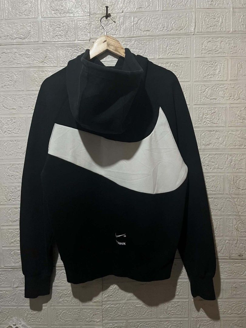 NIKE BIG SWOOSH HOODIE (Category: Coats, Jackets and Outerwear) located in Quezon City. Submitted by chraliskyutie (Listing ID 1460644492, Image 2). Description: NIKE BIG SWOOSH HOODIE L 28 W 22 Color Rate 9.5/10 Excellent Condition Issue stain ( washable) 1300.