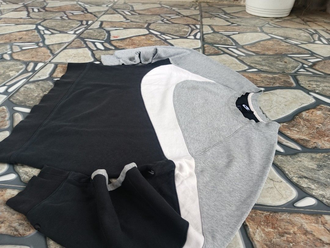 Nike big swoosh pull over sweater (Category: Activewear) located in Baggao. Submitted by thriftislife123 (Listing ID 1460510826, Image 3). Description: w: 24 l:26 issue:distress ribbings, stains sa swoosh off/legit pm for more details.
