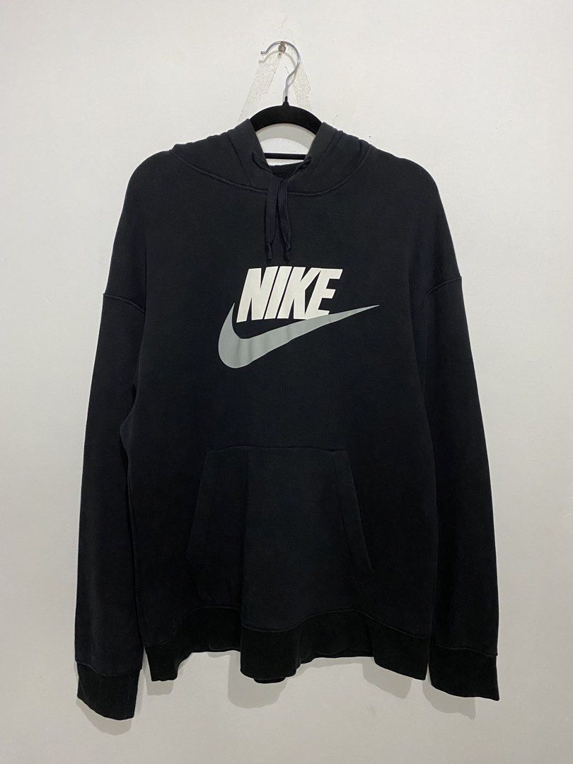 Nike Black/Gray Alumni (Category: Coats, Jackets and Outerwear) located in San Pedro. Submitted by kristofesp08227 (Listing ID 1460700829, Image 1). Description: Nike Black/Gray Alumni Sz XL on tag 22 x 28 9/10 condition 9/10 color rate PM FOR MORE DETAILS .