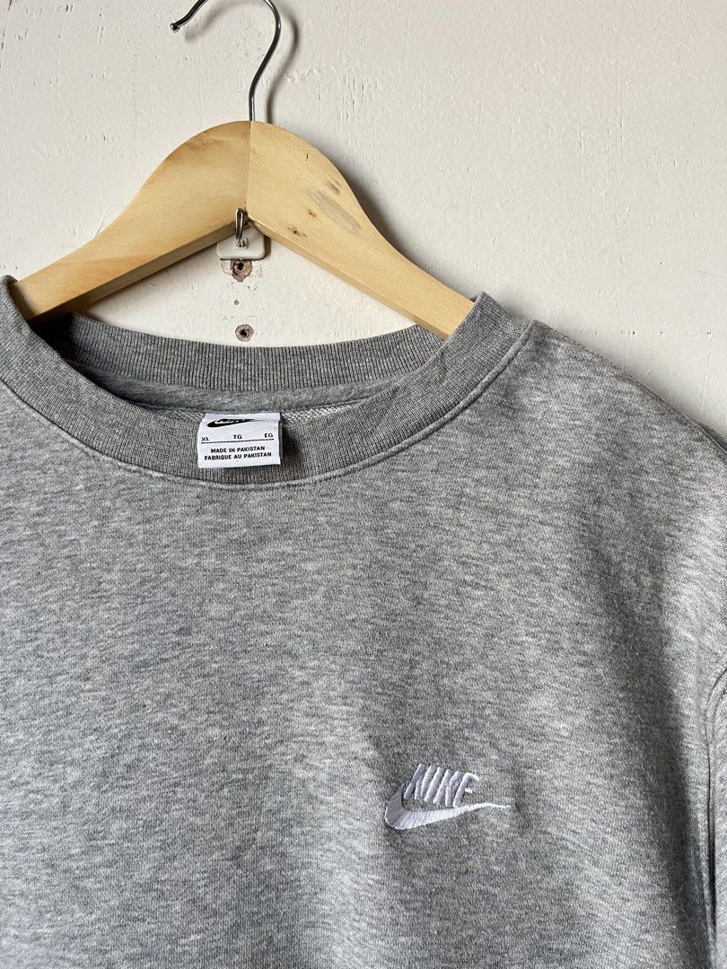 Nike crewneck sweatshirt (Category: Formal Shirts) located in Cagayan de Oro. Submitted by vigo999 (Listing ID 1460605562, Image 3). Description: Nike crewneck sweatshirt Size XL Condition: Excellent Color rate: 10/10 No issues Dimes: 21x28 .