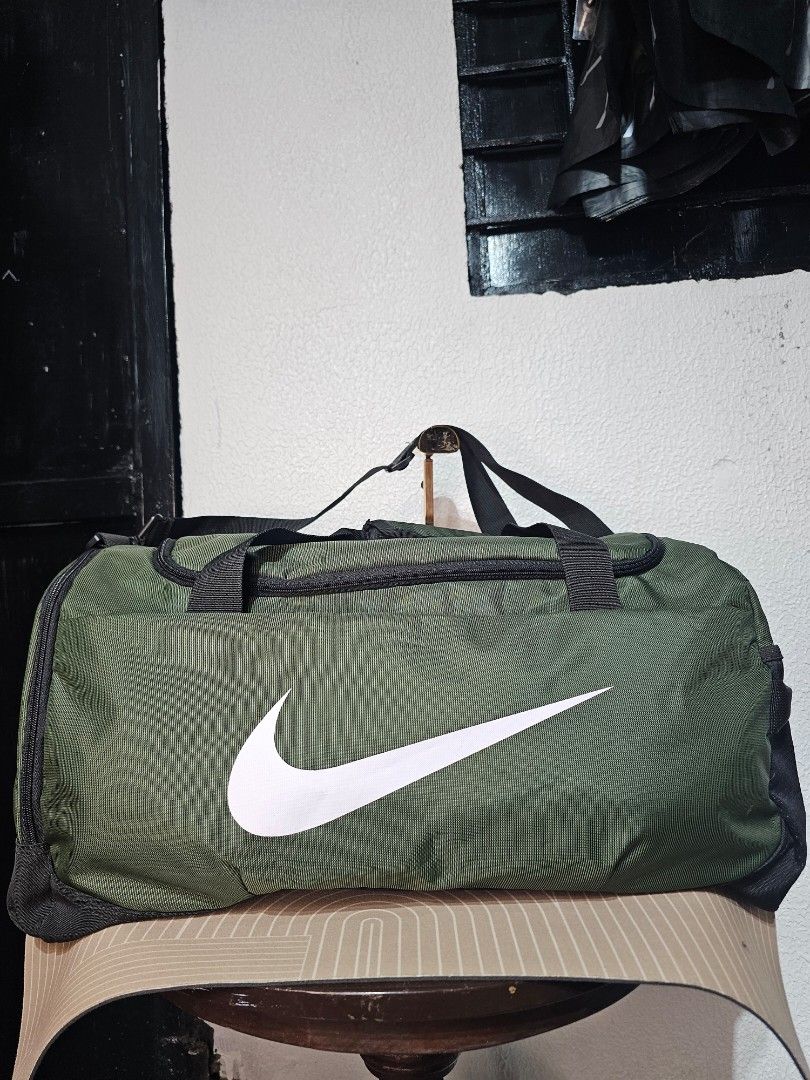 Nike Duffle Bag (Category: Luxury Bags & Wallets) located in Baguio. Submitted by kayeonlineshop (Listing ID 1460575303, Image 1). Description: Nike Brasilia Training Duffel Bag, olive/cargo green polyester fabric Measurements L-44cm W-62cm.