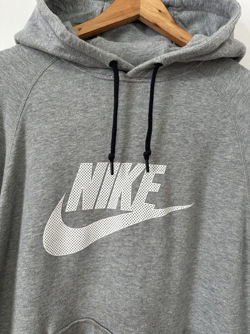 Nike Hoodie (Category: Coats, Jackets and Outerwear) located in Las Pinas. Submitted by archimedes.joaquin (Listing ID 1460536927, Image 2). Description: Excellent condition - 9.5/10 color rate - rubberized print - XL on tag 24 width 29 length - No issue Authentic.