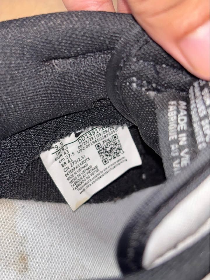 Nike Dunks Panda (Category: Sneakers) located in Bamban. Submitted by diffie_stuff (Listing ID 1460513597, Image 3). Description: condition: like new size: us 9.5 eur 43 Directly message!.