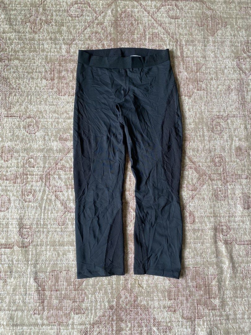 Nike Pro Hypercool Black Dri-FIT Capris Size S (Category: Activewear) located in Manila. Submitted by diporosmoh43681 (Listing ID 1460519899, Image 2). Description: - Black Nike Pro Hypercool Capri Leggings - Size S - Dri-FIT material keeps you cool and dry - Mesh paneling on sides for enhanced ventilation - Elastic waistband with signature Nike Pro branding - Ideal for workouts and everyday casual wear.