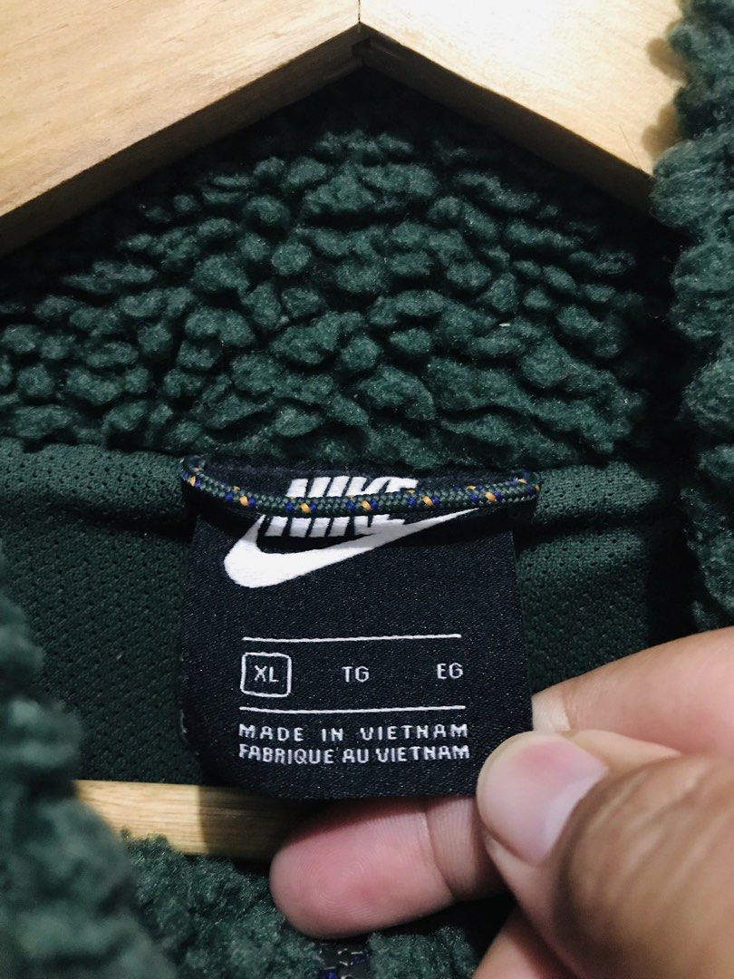 Nike Sherpa (Category: Activewear) located in Pozorrubio. Submitted by ghettogoods (Listing ID 1460710031, Image 3). Description: May dalawang paso na maliit sa bulsa.