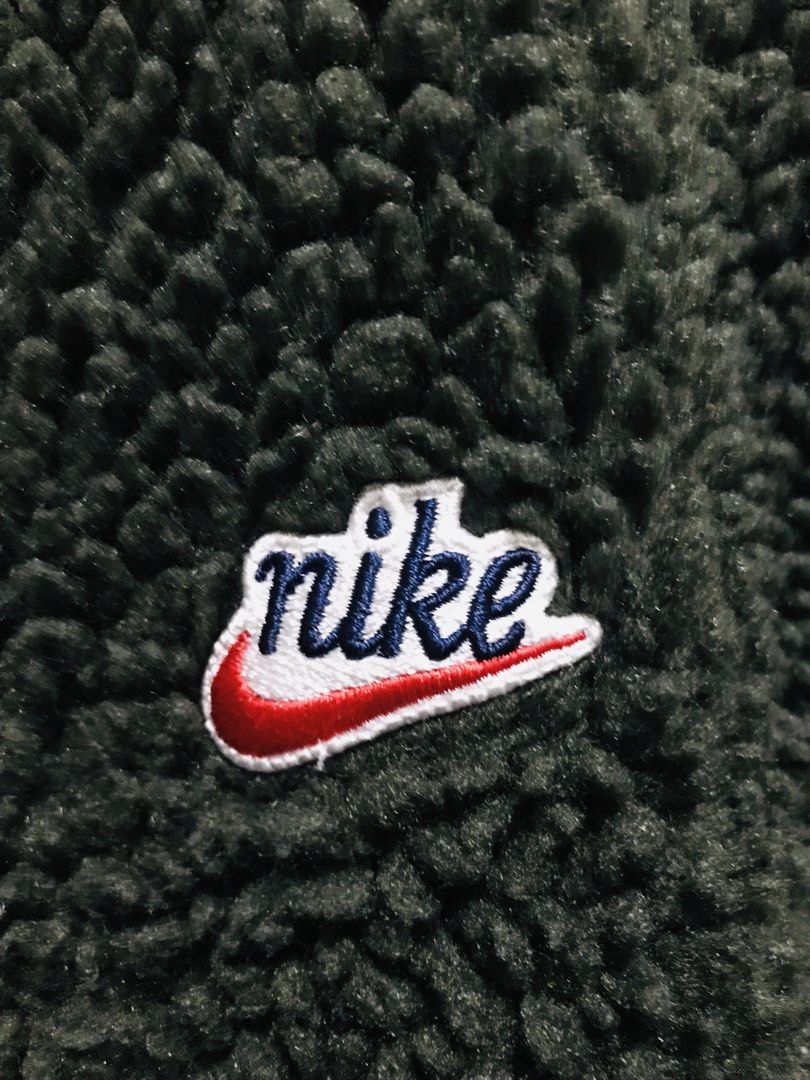 Nike Sherpa (Category: Activewear) located in Pozorrubio. Submitted by ghettogoods (Listing ID 1460710031, Image 2). Description: May dalawang paso na maliit sa bulsa.