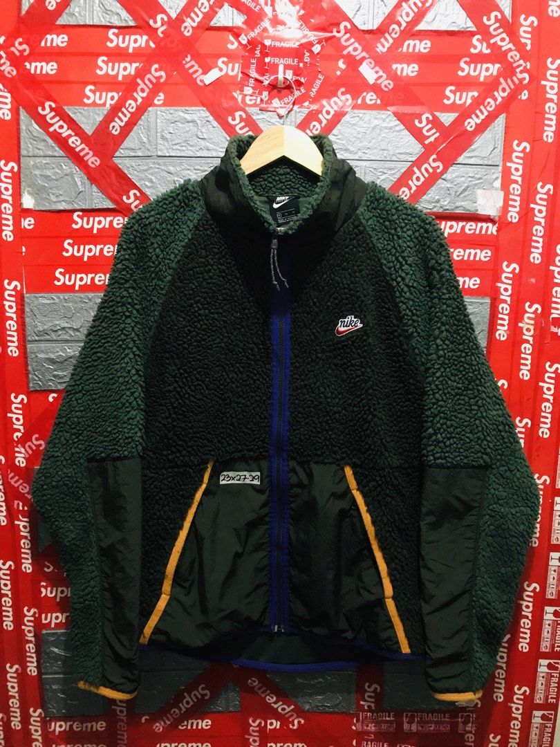 Nike Sherpa (Category: Activewear) located in Pozorrubio. Submitted by ghettogoods (Listing ID 1460710031, Image 1). Description: May dalawang paso na maliit sa bulsa.
