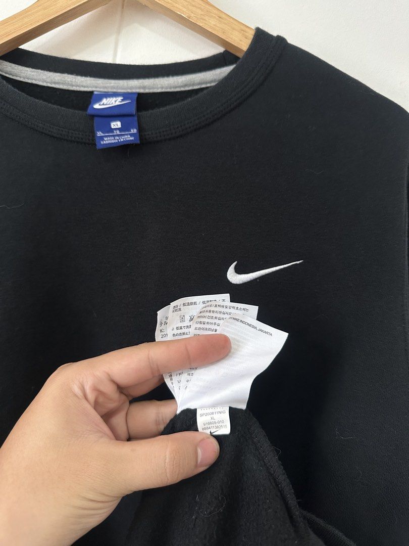 Nike Sideswoosh crewneck (Category: Coats, Jackets and Outerwear) located in Las Pinas. Submitted by archimedes.joaquin (Listing ID 1460536481, Image 3). Description: Good as new - 9.8/10 color rate - makinis na makinis - XL on tag 23 width 27 length - No issue Authentic.
