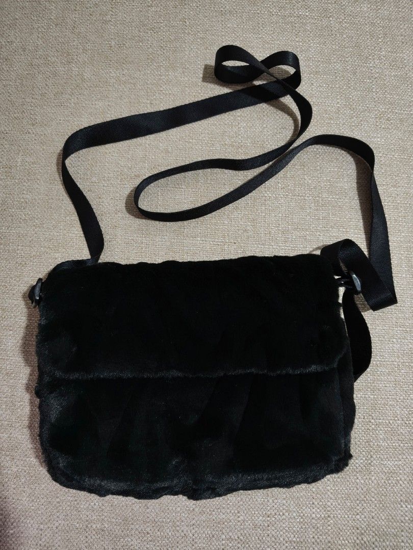 Nike sling bag (Category: Cross-body Bags) located in Manila. Submitted by justinpaul24 (Listing ID 1460512170, Image 1). Description: fur bag black small to semi medium size. no damage no issue.