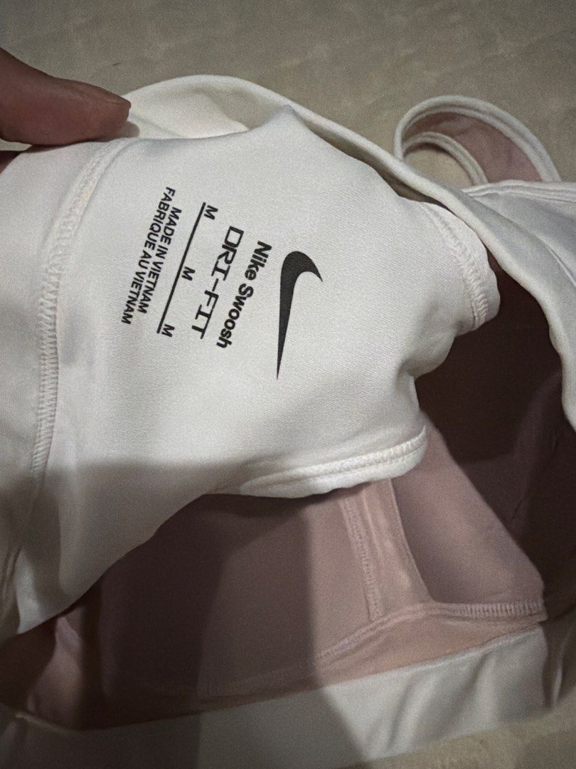 Nike Sport bra Med (Category: Activewear) located in Cabuyao City. Submitted by _pinkvv2000 (Listing ID 1460647986, Image 3). Description: Mabago pa tela may color transfer lang sa likod .