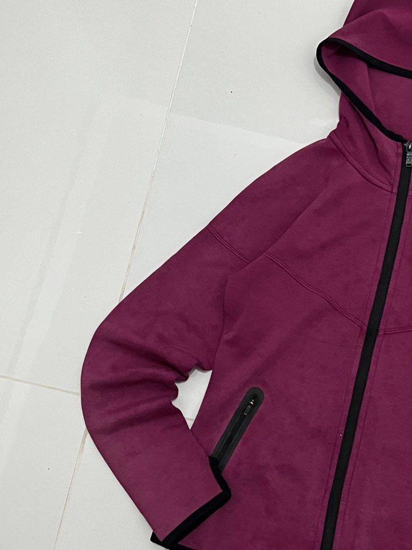 Nike tech fleece (Category: Coats, Jackets and Outerwear) located in Manila. Submitted by tripnimichael (Listing ID 1460693499, Image 3). Description: 17x22- small to medium fit Color rate 9/10 Condition 9/10 No issue.