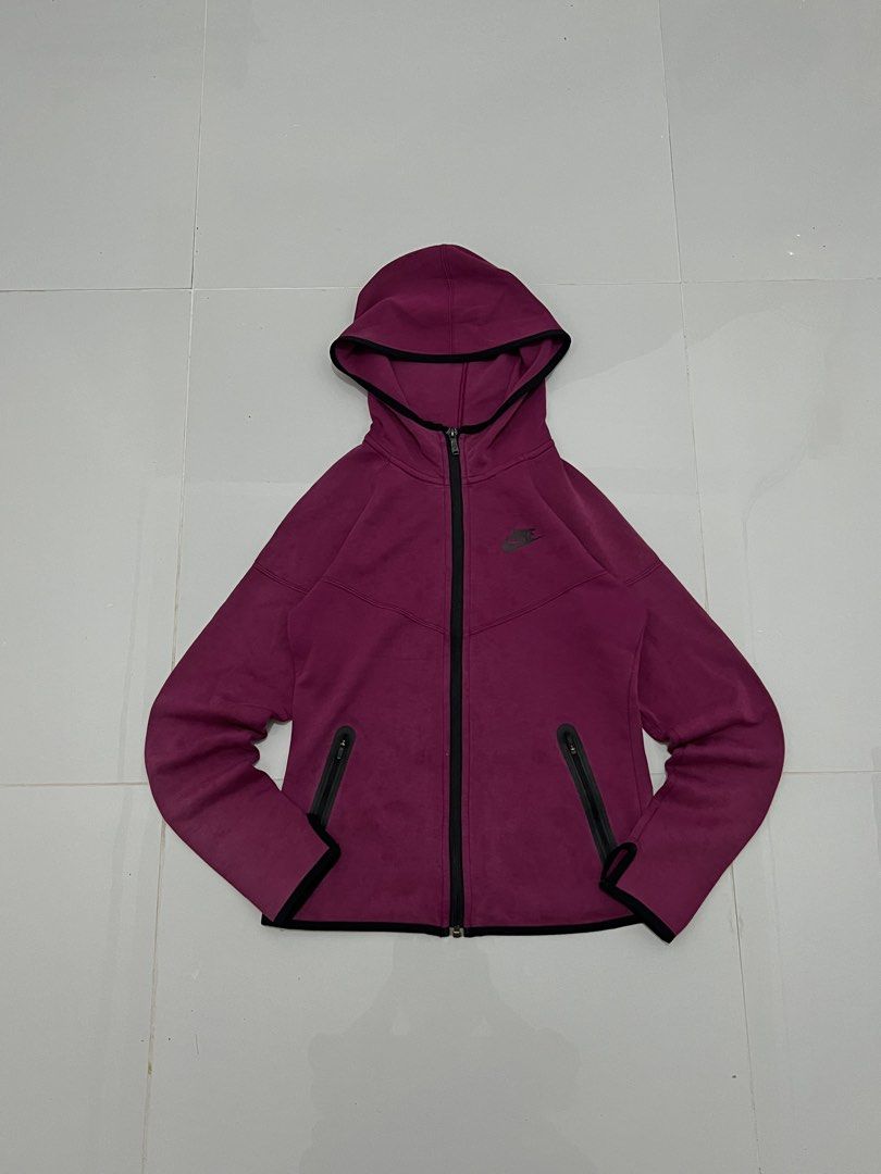Nike tech fleece (Category: Coats, Jackets and Outerwear) located in Manila. Submitted by tripnimichael (Listing ID 1460693499, Image 1). Description: 17x22- small to medium fit Color rate 9/10 Condition 9/10 No issue.