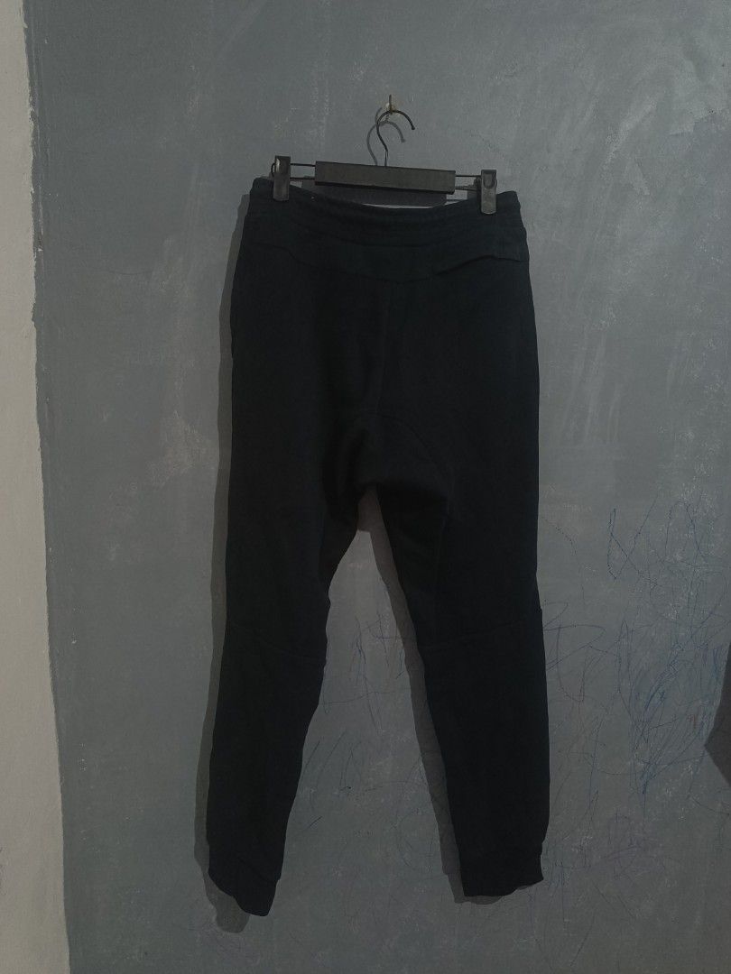Nike Tech Fleece Jogger Pants Black Size M (Category: Joggers) located in Iloilo. Submitted by wendxcz-thrift- (Listing ID 1460628365, Image 2). Description: - Brand: Nike - Style: Tech Fleece Joggers - Color: Black - Size: Medium (M) - Features: Signature Nike swoosh logo on left thigh, zippered side pockets, drawstring waist - Ideal for: Casual wear, workouts, or everyday comfort MOP: GCASH/BPI + SF.