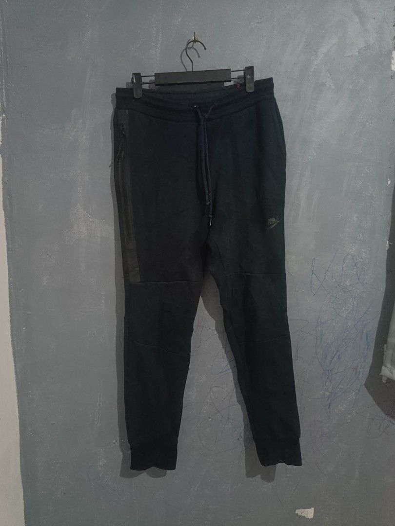 Nike Tech Fleece Jogger Pants Black Size M (Category: Joggers) located in Iloilo. Submitted by wendxcz-thrift- (Listing ID 1460628365, Image 1). Description: - Brand: Nike - Style: Tech Fleece Joggers - Color: Black - Size: Medium (M) - Features: Signature Nike swoosh logo on left thigh, zippered side pockets, drawstring waist - Ideal for: Casual wear, workouts, or everyday comfort MOP: GCASH/BPI + SF.