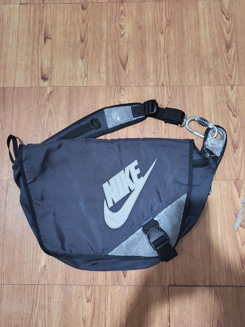NIKE VINTAGE CROSS BODY BAG (Category: Activewear) located in Calabanga. Submitted by just-thrift (Listing ID 1460573773, Image 1). Description: NIKE VINTAGE CROSS BODY BAG ‎SOLID DETAILS ‎GOOD CONDITION ‎ISSUE NA BAKBAK NA YUNG LEATHER NIYA PERO ALL GOODS PARIN ‎COLOR RATE:9.5/10.