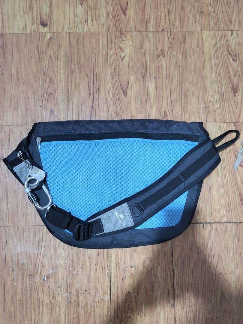 NIKE VINTAGE CROSS BODY BAG (Category: Activewear) located in Calabanga. Submitted by just-thrift (Listing ID 1460573773, Image 2). Description: NIKE VINTAGE CROSS BODY BAG ‎SOLID DETAILS ‎GOOD CONDITION ‎ISSUE NA BAKBAK NA YUNG LEATHER NIYA PERO ALL GOODS PARIN ‎COLOR RATE:9.5/10.