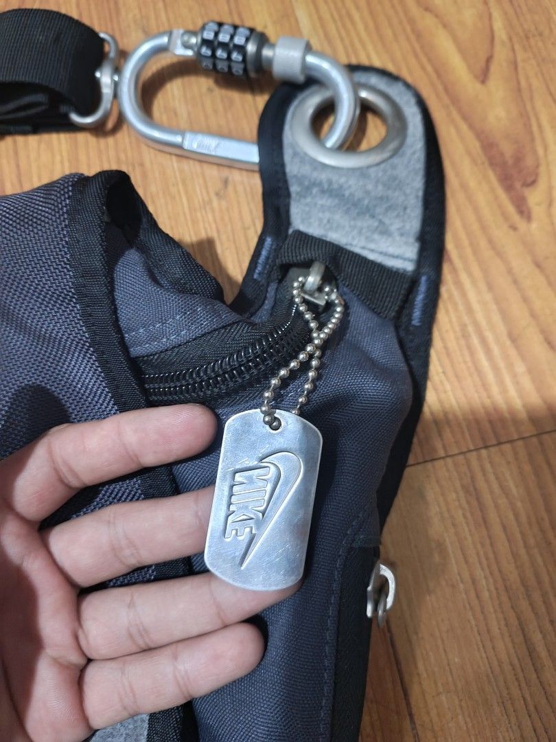 NIKE VINTAGE CROSS BODY BAG (Category: Activewear) located in Calabanga. Submitted by just-thrift (Listing ID 1460573773, Image 3). Description: NIKE VINTAGE CROSS BODY BAG ‎SOLID DETAILS ‎GOOD CONDITION ‎ISSUE NA BAKBAK NA YUNG LEATHER NIYA PERO ALL GOODS PARIN ‎COLOR RATE:9.5/10.