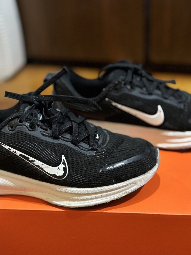 Nike Vomero 18 rubber shoes (Category: Babies & Kids Fashion) located in Pasig City. Submitted by modernbazaar (Listing ID 1460584457, Image 3). Description: Nike Vomero 18 (GS) Black/Summit White 4.5Y 36.5 cm Original price Php6,495.