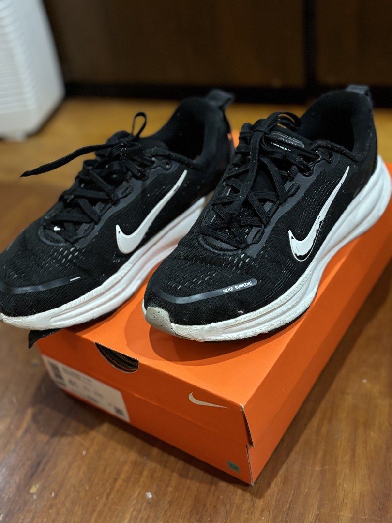 Nike Vomero 18 rubber shoes (Category: Babies & Kids Fashion) located in Pasig City. Submitted by modernbazaar (Listing ID 1460584457, Image 2). Description: Nike Vomero 18 (GS) Black/Summit White 4.5Y 36.5 cm Original price Php6,495.