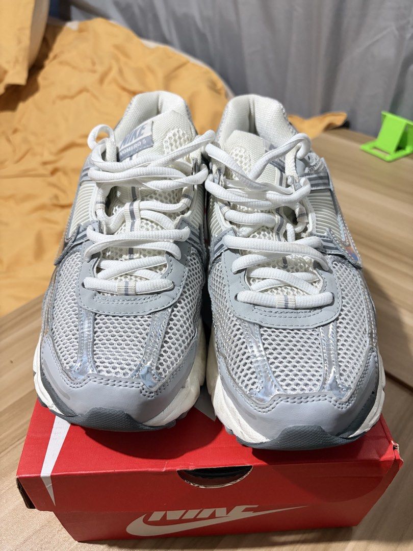Nike Vomero 5 Summit White Metallic Silver (Category: Sneakers) located in Abucay. Submitted by giaashleyj65094 (Listing ID 1460676835, Image 2). Description: Like new With replacement box since nasira na yung original box.