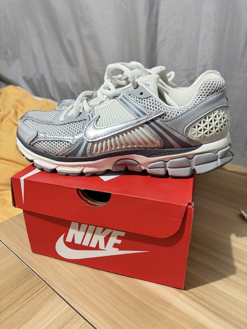 Nike Vomero 5 Summit White Metallic Silver (Category: Sneakers) located in Abucay. Submitted by giaashleyj65094 (Listing ID 1460676835, Image 1). Description: Like new With replacement box since nasira na yung original box.