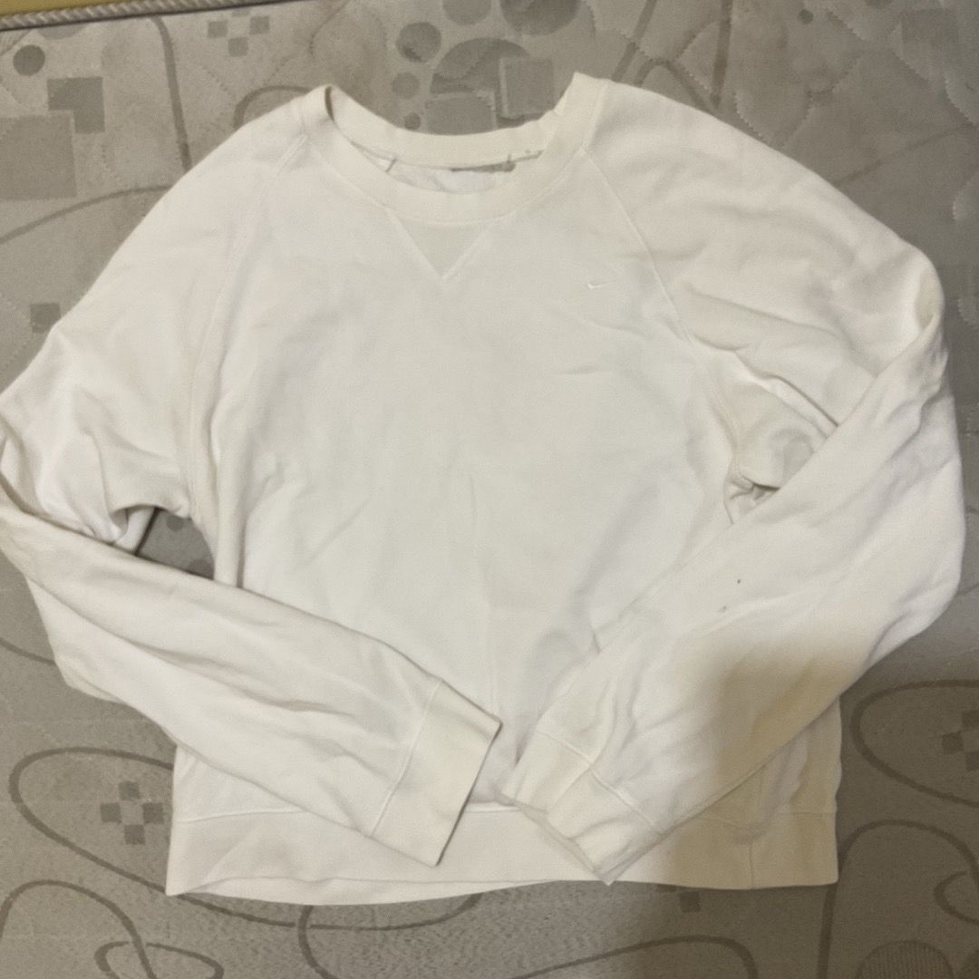 Nike White Crewneck Sweatshirt (Category: Coats, Jackets and Outerwear) located in Caloocan City. Submitted by imperialjc80502 (Listing ID 1460713436, Image 1). Description: rfs: decluttering.