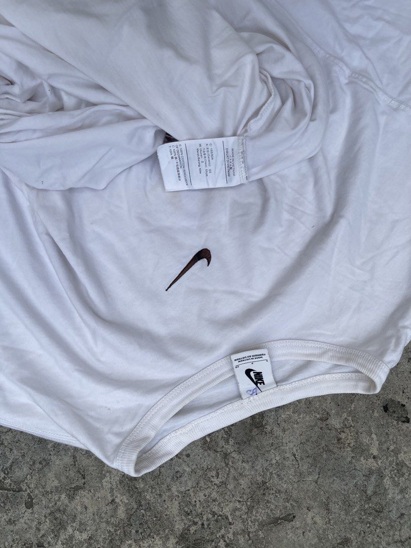 Nike White T-Shirt with Drawstring Waist (Category: Shirts) located in Cavite. Submitted by vlblgrmnts_ (Listing ID 1460629904, Image 2). Description: - White Nike T-shirt - Size S - Small embroidered swoosh logo on chest - Adjustable drawstring at waist for cinched fit - Made in Vietnam - Ideal for casual wear Nike Dress Mid Swoosh Good condi Size S on tag Dimes 24x36 Stains Mine: 350.