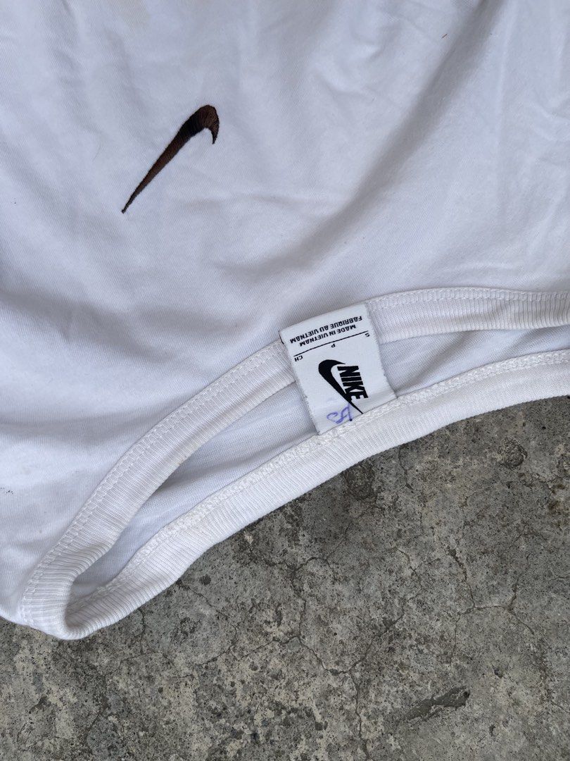 Nike White T-Shirt with Drawstring Waist (Category: Shirts) located in Cavite. Submitted by vlblgrmnts_ (Listing ID 1460629904, Image 3). Description: - White Nike T-shirt - Size S - Small embroidered swoosh logo on chest - Adjustable drawstring at waist for cinched fit - Made in Vietnam - Ideal for casual wear Nike Dress Mid Swoosh Good condi Size S on tag Dimes 24x36 Stains Mine: 350.