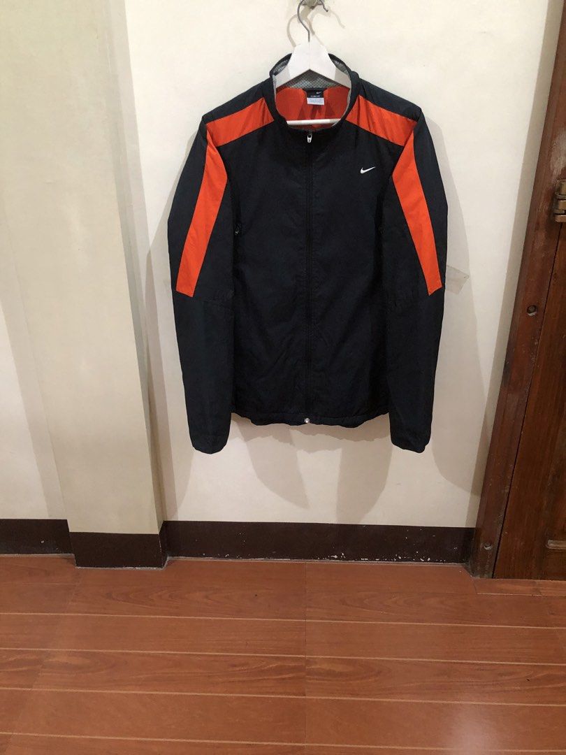 Nike Windbreaker (Category: Coats, Jackets and Outerwear) located in Oas. Submitted by alithrifthunter (Listing ID 1460596219, Image 2). Description: .