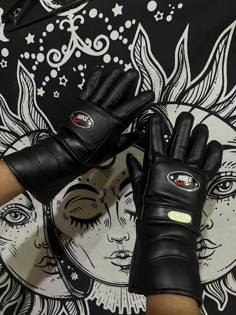 NIKE WINTER GLOVES (Category: Activewear) located in Makati City. Submitted by cosmic_chester (Listing ID 1460417912, Image 2). Description: Issue: have a scratch All over Goodcondition.