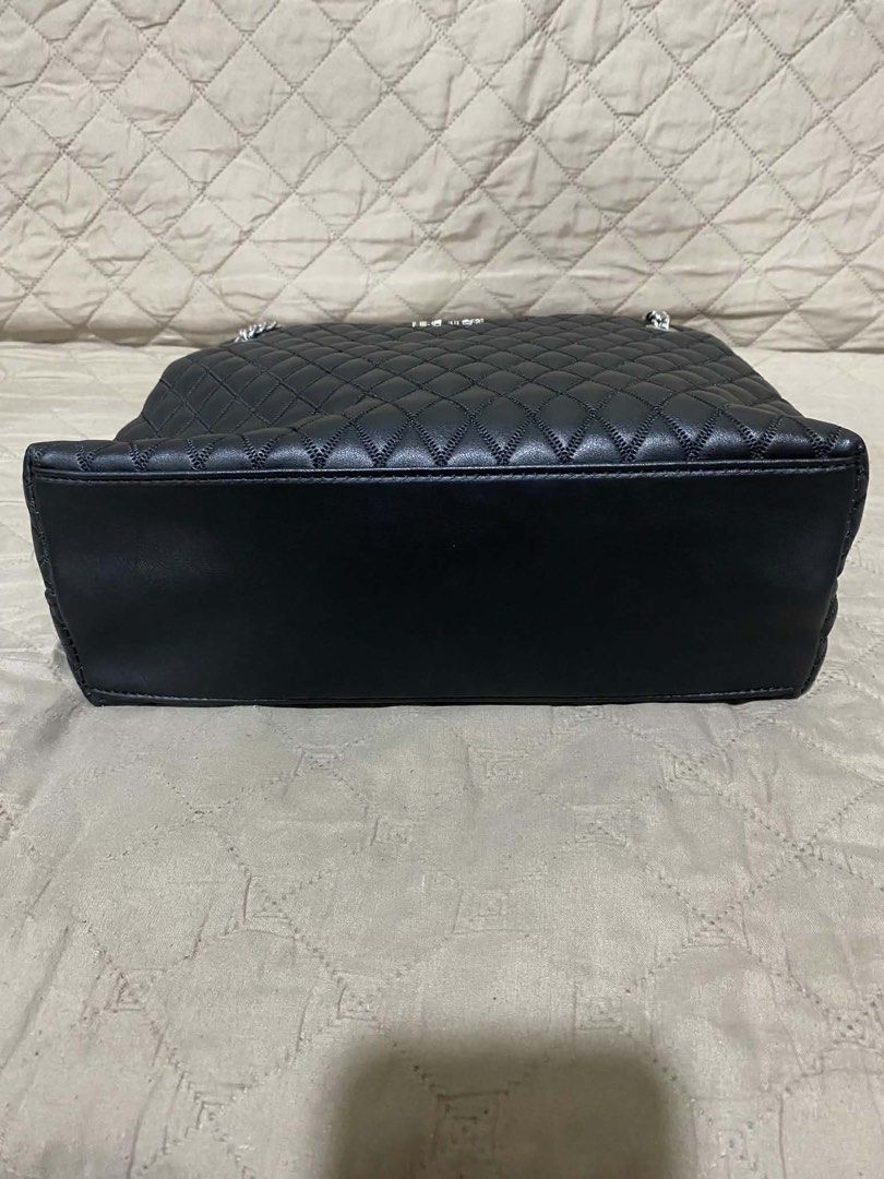 Nine West Black Quilted Chain Shoulder Bag (Category: Shoulder Bags) located in Pasig City. Submitted by bluejay23.water (Listing ID 1460656047, Image 3). Description: - Black quilted handbag from Nine West - Elegant silver chain straps - Interior zip pocket for essentials - Roomy main compartment - Flat bottom for easy standing - Ideal for everyday use - Meticulously cleaned inside and out RFS: Not using at all.