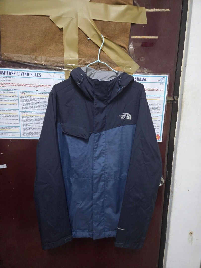 Norh Face Shell Jacket (Category: Coats, Jackets and Outerwear) located in Manila. Submitted by mewt06 (Listing ID 1460544974, Image 1). Description: Authentic TNF Very Good condition! M on tag asia 22 x 27 Dimensions Negotiable 📌 Open for swap (depends).